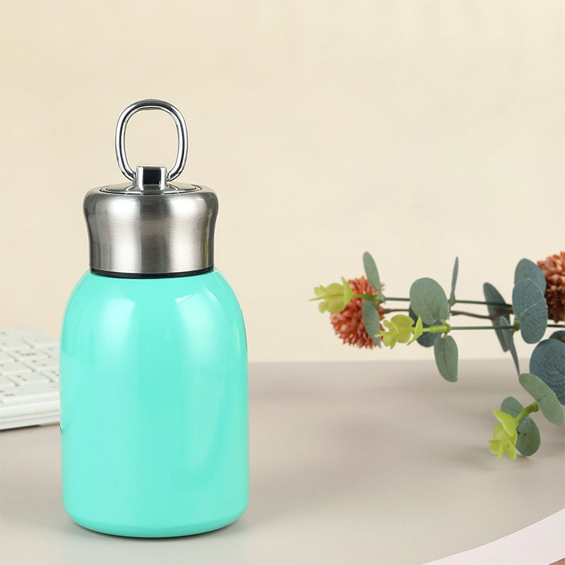 Bottiglia d'Acqua Isolata Elegante e Portatile