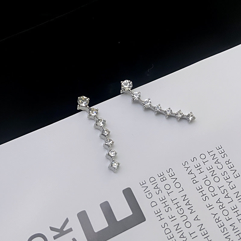 Orecchino con sette stelle e diamanti