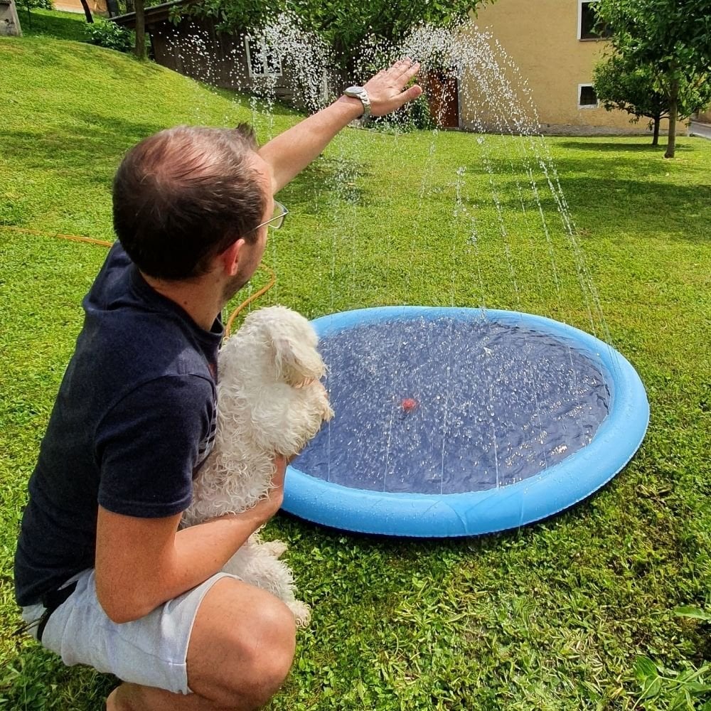 Tappetino pieghevole per piscina esterna e irrigatore d'acqua