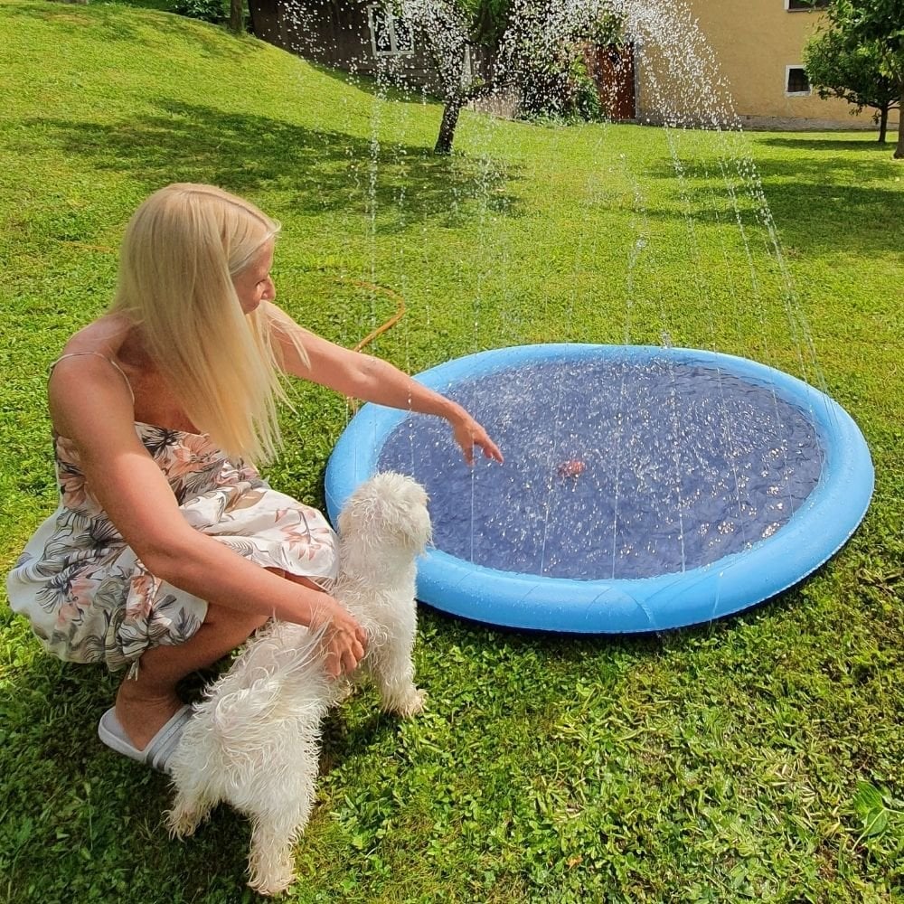 Tappetino pieghevole per piscina esterna e irrigatore d'acqua