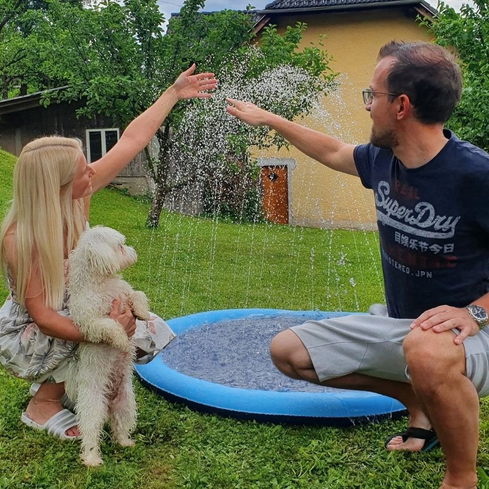 Tappetino pieghevole per piscina esterna e irrigatore d'acqua