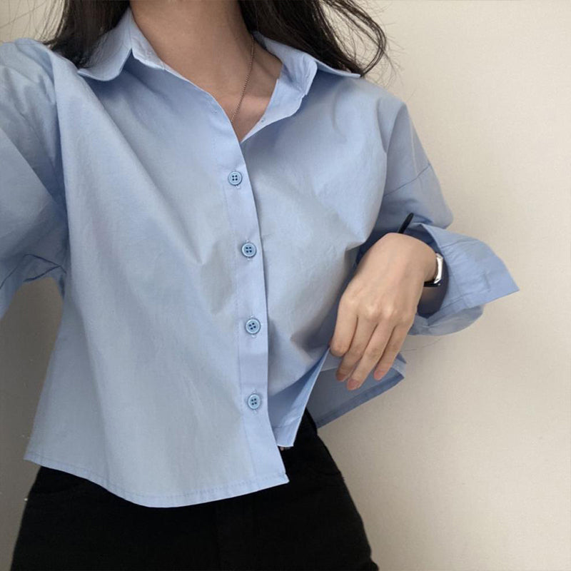 Camicia corta da donna con risvolto allentato e spacco sulla schiena