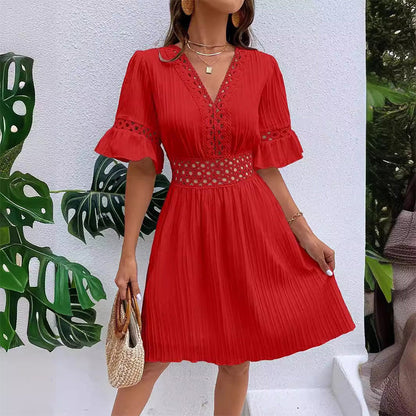 👗 PROMO LIMITÉE -50% ! ✨ Chic V-Neck Dress with Lace Cutout Details – Pleated Skirt, Flutter Sleeves, Breathable Fabric, 5 Colors, Sizes S-XL 🌸