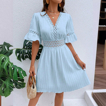 👗 PROMO LIMITÉE -50% ! ✨ Chic V-Neck Dress with Lace Cutout Details – Pleated Skirt, Flutter Sleeves, Breathable Fabric, 5 Colors, Sizes S-XL 🌸