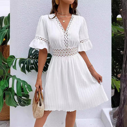 👗 PROMO LIMITÉE -50% ! ✨ Chic V-Neck Dress with Lace Cutout Details – Pleated Skirt, Flutter Sleeves, Breathable Fabric, 5 Colors, Sizes S-XL 🌸