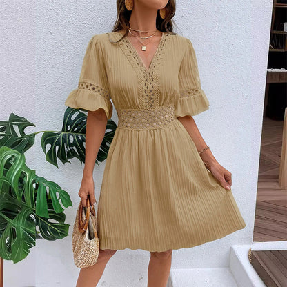 👗 PROMO LIMITÉE -50% ! ✨ Chic V-Neck Dress with Lace Cutout Details – Pleated Skirt, Flutter Sleeves, Breathable Fabric, 5 Colors, Sizes S-XL 🌸